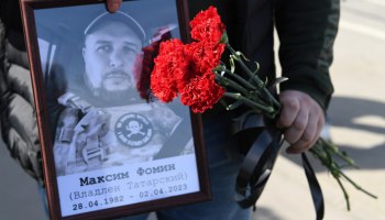 Матери Татарского передали медаль "За освобождение Мариуполя"