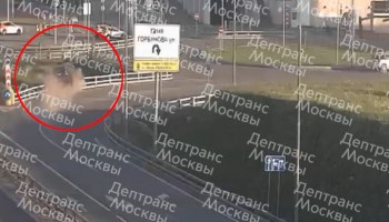 Автомобиль вылетел в кювет на съезде с МКАД