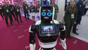 На форуме "Армия-2023" Сергея Шойгу задержал робот Алёша