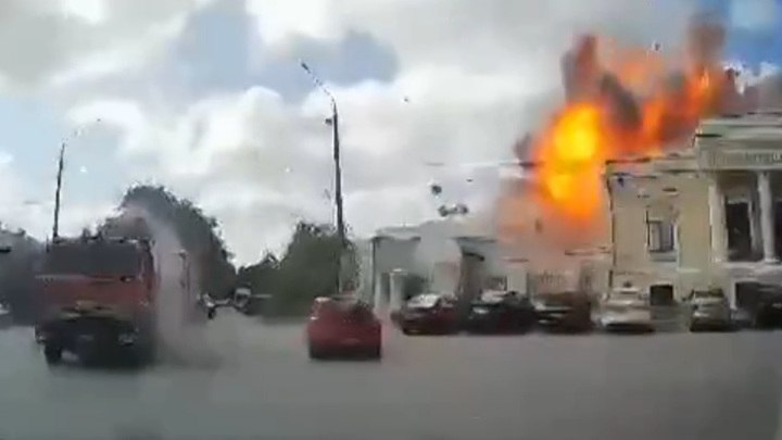 В Сети публикуют кадры прилета боеприпаса в Таганроге