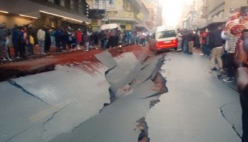 В ЮАР из-за мощного взрыва на автомагистрали провалился асфальт