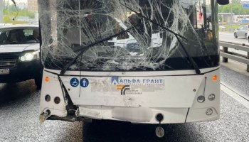 При столкновении автобусов на МКАД пострадали три человека