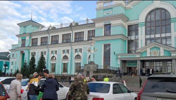 Пассажиры аварийно севшего самолета приехали в Омск