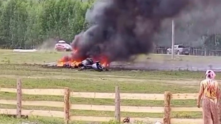 Пылающий после крушения вертолет Ми-8 сняли на видео на Алтае