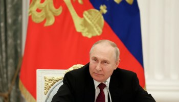 Путин предложил обсудить вывод иностранных войск с территории Ливии